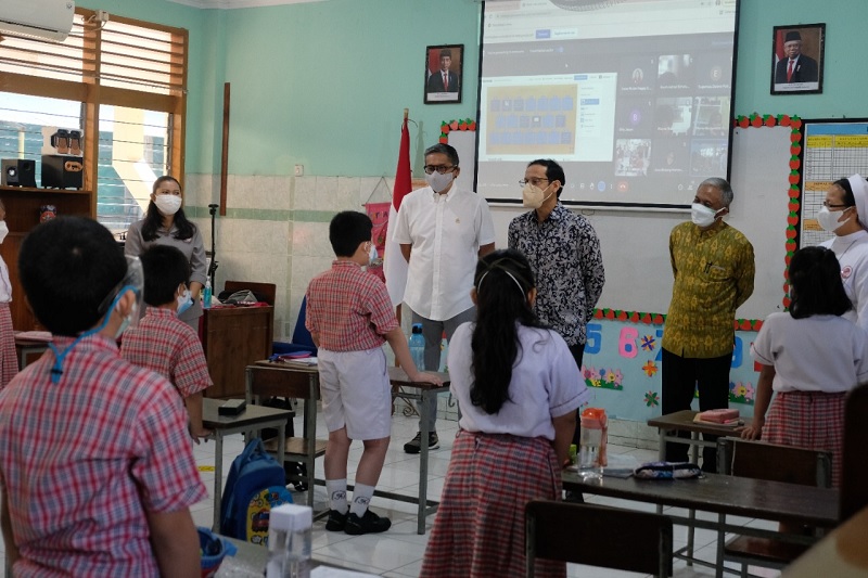 PTM Tiba, Nadiem dan Putra Blusukan Bareng di Sekolah Jaktim